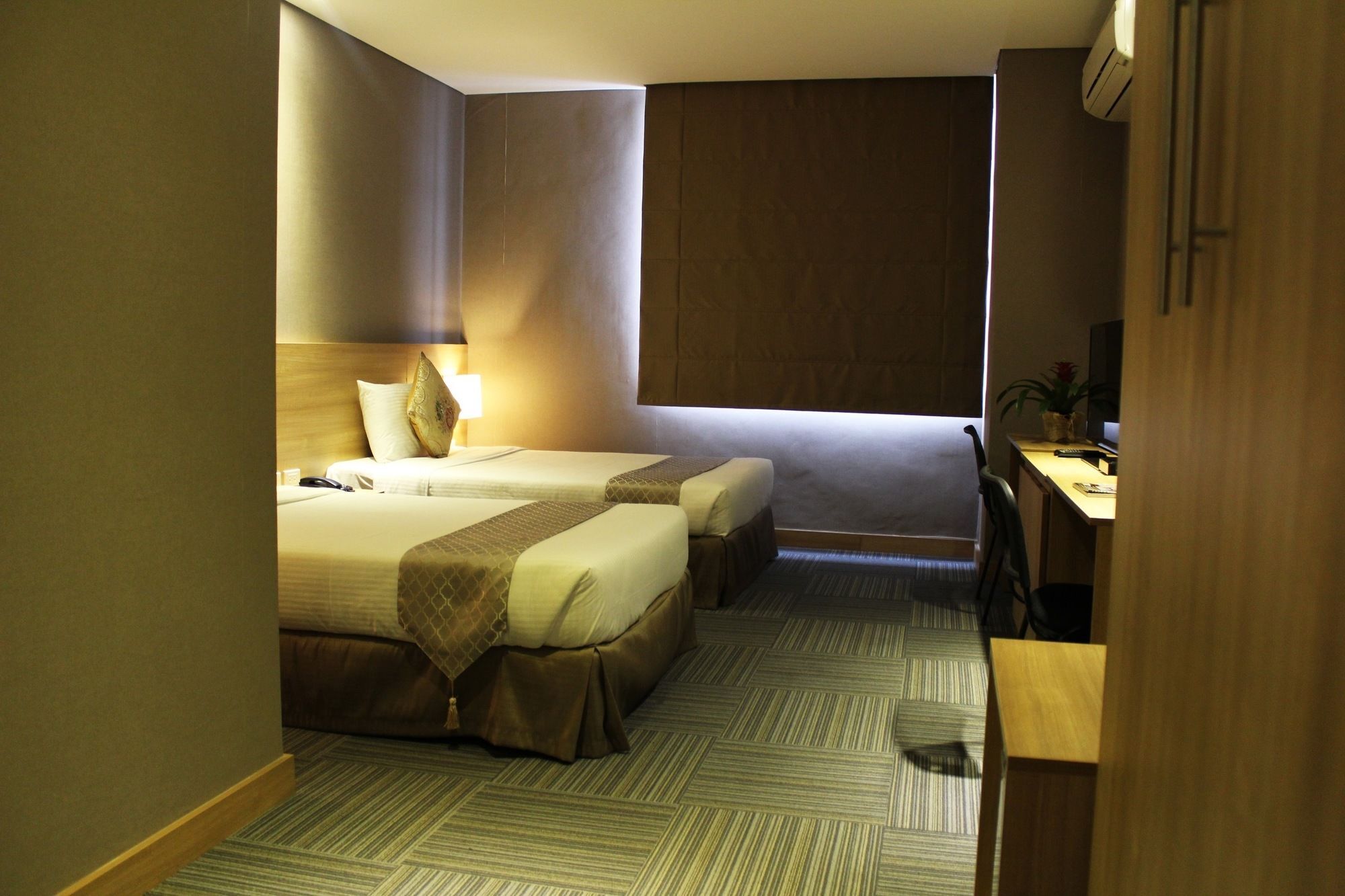 Madison 101 Hotel + Tower Quezon City Exterior photo